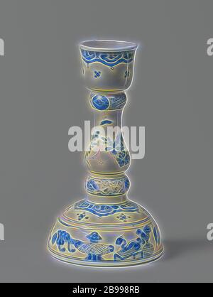 Coppia di candelieri, Candelabro con antichità, fiore spray e cartigli floreali, candelabro di porcellana su un piede alto e balaustra-voce sagomato, dipinta in underglaze blu. Sul piede di una band con pezzi di antiquariato (confezionati qin, incenso bruciatore, vaso con penne di pavone, scettro, libri, cartigli go). Al di sopra e sul bordo di una band con motivi ruyi. Lo stelo con fiore spray (Aster, bella carnation) e farfalle. Al di sotto di un addensamento con vitigni floreali. Sotto il candelabro, un addensamento con 'rana gola dell' interrotta da cartouches con un fiore salvato in uno sfondo blu. Bianco blu., Foto Stock