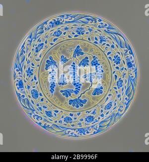 Piatto con vite e giravoli floreali, piatto in porcellana, dipinto in blu scuro. Sul ripiano un vitigno. La parete con un flusso continuo di fiori e il bordo con una fascia con onde vorticose. La parete posteriore con una vite di fiore. Porcellana Ming in blu e bianco, anonima, Cina, c.. 1400 - c. 1424, Ming-dinastia (1368-1644) / periodo Jianwen (1399-1402) / periodo YDongle (1403-1424), porcellana (materiale), smalto, cobalto (minerale), vetrificazione, h 7.5 cm d 38 cm d 24.5 cm, Reimagined by Gibon, disegno di calda e allegra luminosita' e di raggi luminosi. Arte classica reinventata Foto Stock