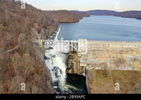 Croton Gorge Park alla base della diga di New Croton a Westchester, New York Foto Stock