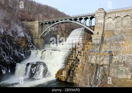 Croton Gorge Park alla base della diga di New Croton a Westchester, New York Foto Stock