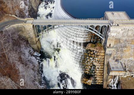 Croton Gorge Park alla base della diga di New Croton a Westchester, New York Foto Stock