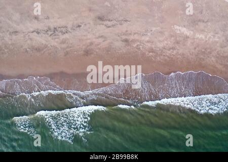 Vista aerea delle onde che si infrangono sulla spiaggia di Brooklyn, New York. Foto Stock