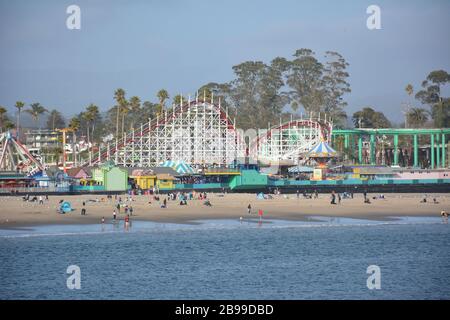 Parco divertimenti Santa Cruz Beach Boardwalk visto da Santa Cruz Wharf, California, USA. Foto Stock