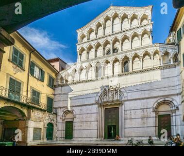 façade del XIV secolo di San Michele in Borgo, chiesa cattolica romana a Pisa, regione Toscana, Italia. Foto Stock