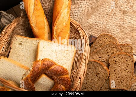 Baguette francese con bagel turchi e fette di pane nel cestino Foto Stock