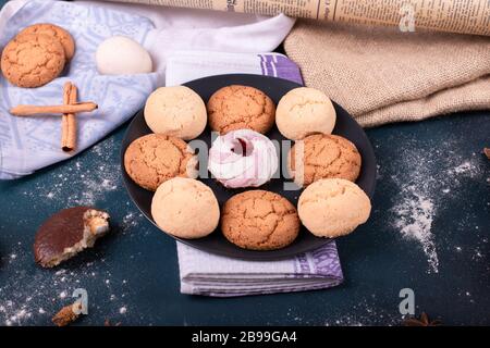 Piatto di pinzette e biscotti sul tavolo Foto Stock