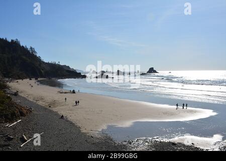 Guardando giù su Indian Beach al semaforo pomeridiano all'Ecola state Park, Clatsop County, Oregon Coast, USA. Foto Stock