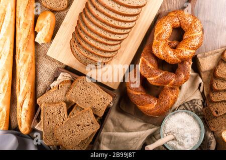 Bagel con baguette francese e fette di pane Foto Stock