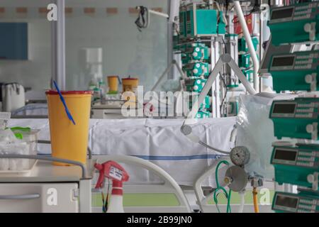 Unità di terapia intensiva in ospedale, letti con pompe per infusione, ventilatori, un luogo dove è possibile trattare pazienti affetti da polmonite causata da coronavirus c Foto Stock