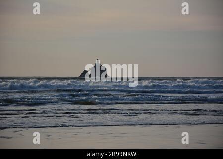 Faro di Tillamook Rock, visto dalle silhouette della luce del pomeriggio da Indian Beach, Ecola state Park, Clatsop County, Oregon Coast, USA. Foto Stock