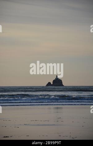 Faro di Tillamook Rock, visto dalle silhouette della luce del pomeriggio da Indian Beach, Ecola state Park, Clatsop County, Oregon Coast, USA. Foto Stock