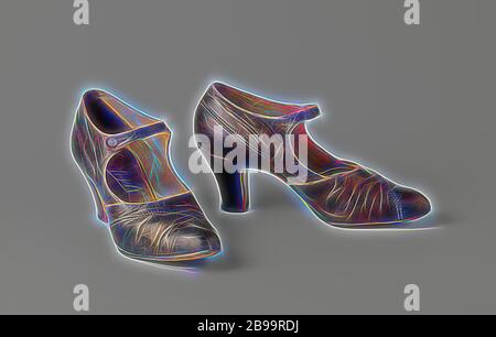 La scarpa da donna in oro la torretta in cuoio con fascia alla caviglia rifinito con filo d'oro, la scarpa da donna in oro la torretta in cuoio con fascia alla caviglia rifinito con filo d'oro. Modello: la punta arrotondata è arrotondato, uno anteriore e due pannelli laterali. Al di sopra della linea di giunzione dove i due pannelli laterali si uniscono sul tacco di una banda di oro in pelle a torretta. Il taglio del foglio di copertura a metà strada per la geleng. Le lamiere laterali sono perpendicolari alla lamiera anteriore. Un cinturino alla caviglia è attaccata alla lamiera laterale destra. Un beige changeant pulsante con un pulsante di metallo in medio è collegato al lato sinistro della lamiera a Foto Stock