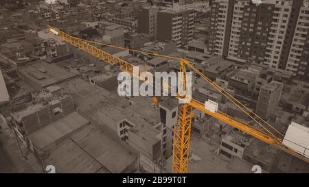 Cantiere con gru sullo sfondo del cielo serale, silhouette all'alba Foto Stock