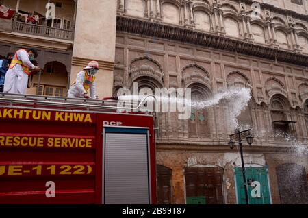 Peshawar, Pakistan. 23 marzo 2020. Un soccorritore disinfetta le strade di Peshawar nel tentativo di frenare la diffusione dell'epidemia di virus corona. La stragrande maggioranza della gente si recupera dal nuovo virus della corona. Secondo l'Organizzazione Mondiale della Sanità, la maggior parte delle persone si ritrovano in circa due o sei settimane, a seconda della gravità della malattia. Credit: SOPA Images Limited/Alamy Live News Foto Stock