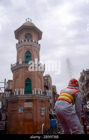 Peshawar, Pakistan. 23 marzo 2020. Un soccorritore disinfetta le strade di Peshawar nel tentativo di frenare la diffusione dell'epidemia di virus corona. La stragrande maggioranza della gente si recupera dal nuovo virus della corona. Secondo l'Organizzazione Mondiale della Sanità, la maggior parte delle persone si ritrovano in circa due o sei settimane, a seconda della gravità della malattia. Credit: SOPA Images Limited/Alamy Live News Foto Stock