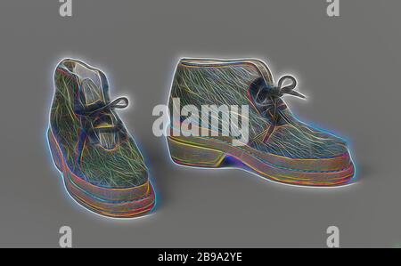 Scarpa con lacci da alta, modello, fatta di guarnizione pelliccia con brevetto nero in pelle e dotato di 'bacon sole', diritto scarpa allacciata, fatta di guarnizione pelliccia, rifinito con vernice nero in pelle e dotati di una gomma 'bacon di pianta e di tacco'. Modello: il pattino è costituito da due pezzi di cuoio che vicino al retro cucitura. Inserite la linguetta. Nei pannelli laterali in pizzo due fori attraverso cui un nero pizzi di cotone è filettato. Suola di spessore (2 cm) con bordo rialzato (2 cm) e cucito sul parafango. Tacco basso. L'albero ed il sottopiede foderato con pelle di montone, la linguetta con laccato, in pelle grigia. Sulla lingua di entrambe le calzature è scritto Foto Stock