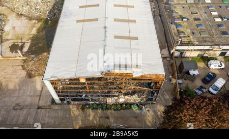 Vista aerea di un magazzino distrutto da un incendio e riempito di rifiuti, Margate, Kent, Regno Unito Foto Stock