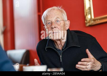 Amburgo, Germania. 05th Mar, 2020. Rolf Becker parla della sua carriera professionale e personale in un'intervista dpa. L'attore avrà 85 anni il 30 marzo. Credit: Markus Scholz/dpa/Alamy Live News Foto Stock