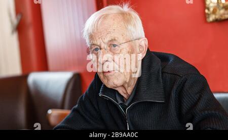 Amburgo, Germania. 05th Mar, 2020. Rolf Becker parla della sua carriera professionale e personale in un'intervista dpa. L'attore avrà 85 anni il 30 marzo. Credit: Markus Scholz/dpa/Alamy Live News Foto Stock