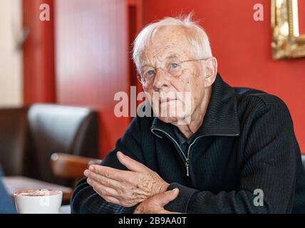 Amburgo, Germania. 05th Mar, 2020. Rolf Becker parla della sua carriera professionale e personale in un'intervista dpa. L'attore avrà 85 anni il 30 marzo. Credit: Markus Scholz/dpa/Alamy Live News Foto Stock