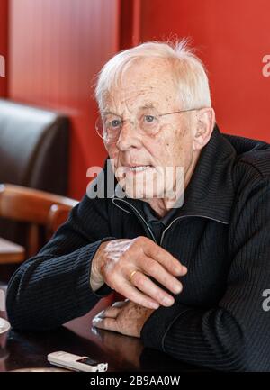 Amburgo, Germania. 05th Mar, 2020. Rolf Becker parla della sua carriera professionale e personale in un'intervista dpa. L'attore avrà 85 anni il 30 marzo. Credit: Markus Scholz/dpa/Alamy Live News Foto Stock