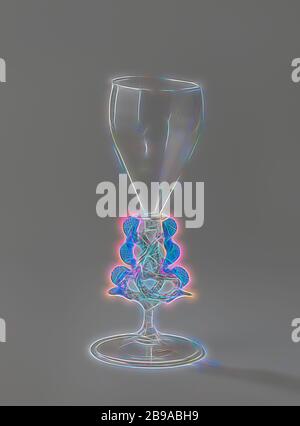 Vetro ad ala con ciotola a forma di tulipano, vetro ad ala su base piatta con bordo ripiegato. Il tronco è costituito da una barra attorcigliata e attorcigliata con fili bianchi e rossi. Quattro pettini blu su entrambi i lati. Disco piatto sopra il quale una ciotola a forma di tulipano., anonima, Nederlanden, c. 1600 - c. 1700, vetro, soffiatura vetro, h 18.4 cm × d 7.6 cm, Reimagined by Gibon, disegno di calda allegra luce di luminosità e di luminosità raggi di luce. Arte classica reinventata con un tocco moderno. La fotografia ispirata al futurismo, abbracciando l'energia dinamica della tecnologia moderna, del movimento, della velocità e rivoluzionando la cultura. Foto Stock