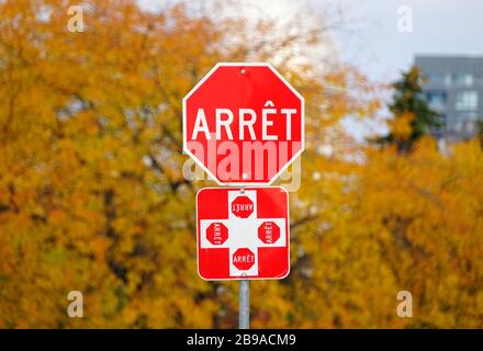Montreal, Canada - 28 ottobre 2019 - il segnale rosso di stop 'Arret' in francese Foto Stock
