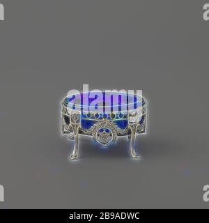 Sale la canna su quattro gambe, ovale, a foglia ghirlande e medaglioni, l'Ovale Silver supporti (A e B) con vetro blu vassoio interno poggiano su quattro gambe ricurve, ciascuno in piedi su un piede. La zampata di ampia estensione verso l'alto e sono decorati con motivi a foglia su una terra resa scabra. Ciascuna gamba porta una casa rettangolare con Rosetta su un terreno irruvidita. Gli alloggiamenti sono fissati a una galleria con interconnessi segato ovale-galleria aperta che forma il bordo superiore del supporto. Qui sono appese ghirlande e medaglioni con anelli, un medaglione con un vaso sulla parte anteriore e posteriore, un medaglione con un acclamato man' Foto Stock