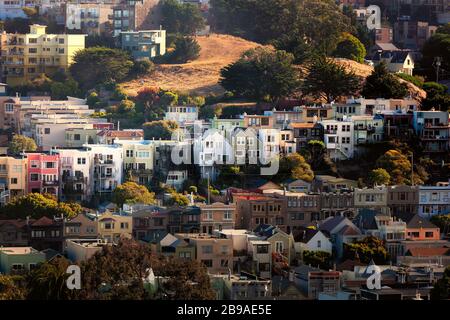 Case vittoriane colorate nel quartiere di Noe Valley in un pomeriggio soleggiato, San Francisco, California, Stati Uniti, Nord America, colore Foto Stock
