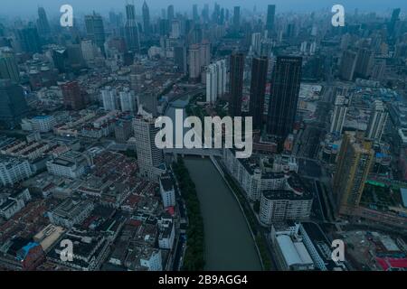 Shanghai, Cina - 21 agosto 2018: Vista aerea da sopra il quartiere di Huangpu all'alba, in un giorno nuvoloso, Shanghai città, Cina Foto Stock