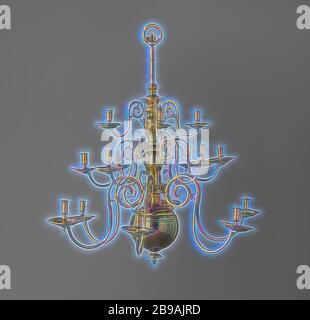 Il braccio con il candelabro di tre corone di candele heights, Candela braccio appartenente ad una candela in ottone corona di tre altezze. La S-braccio sagomato ha un ricciolo e fonde verso l'esterno nel rigonfiamento piana con un foro per vite. La candela titolare con la trappola del grasso è fissata in essa. La trappola del grasso è nervata su il profilato inferiore intorno alla apertura e presenta inoltre due anelli scanalati per due volte. La candela cilindrica di supporto, che presenta un profilo bordo sporgente, due anelli scanalati e un addensamento sul fondo, si fonde in una balaustra con una estremità inferiore filettata ed una manopola in cui il foro di centro può essere visto. Questa è la Foto Stock