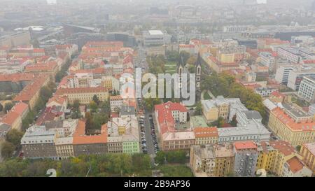 Tetti rossi di Praga e dozzine di guglie del centro storico di Praga. Paesaggio urbano di Praga in una giornata nebbiosa e nebbiosa. Tetti rossi, guglie e il vecchio Foto Stock