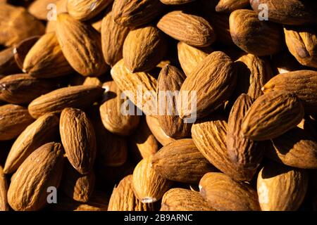 Macro mandorle. Sfondo mandorle. Mandorle. Struttura organica delle mandorle. Vista dall'alto Foto Stock