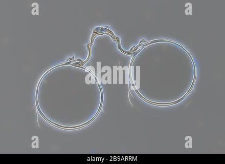 Occhiali con cerniera di Willem Credo, vetri con cornice in argento e lenti a taglio rotondo, Willem Credo, anonima, Olanda (possibilmente), prima del 1733, montuur, glzen, macinazione, h 6.5 cm × w 5.0 cm, Reimagined by Gibon, disegno di calda allegra luce e luminosità radianti. Arte classica reinventata con un tocco moderno. La fotografia ispirata al futurismo, abbracciando l'energia dinamica della tecnologia moderna, del movimento, della velocità e rivoluzionando la cultura. Foto Stock