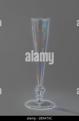 Flauto in vetro con ritratto di Willem III, piede conico con bordo ripiegato. Tronco a balaustra con tre dischi. Calice alto a forma di imbuto. Sul calice, in un medaglione ovale, è inciso il ritratto del Principe Guglielmo III (1650-1702) incisa sotto l'iscrizione "Prince.d.Orange". Dall'altro lato un albero troncato, dal quale è raffigurato un giovane sparo con germoglio di mela arancio., anonimo, c. 1650 - c. 1675, vetro, soffiatura vetro, h 32.4 cm d 10.6 cm, Reimagined by Gibon, disegno di calda allegra luce di luminosità e di luminosità raggi di luce. Arte classica reinventata con un tocco moderno. Foto Stock