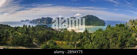 Paesaggio panoramico Vista aerea panoramica della spiaggia delle Isole Phi Phi, una destinazione di viaggio del paradiso tropicale nel Mare delle Andamane, costa della Thailandia Foto Stock