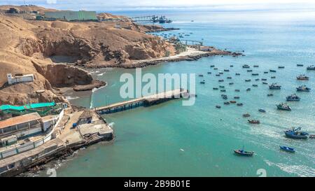 Puerto Culebras, Ancash, Perù - Circa 2020: Barche da pesca vicino al molo al mare di Huarmey circa 2020 a Ancash, Perù Foto Stock