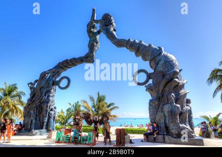 PLAYA DEL CARMEN, MESSICO - DEC. 26, 2019: Visitatori che si mescolano sulla spiaggia del Parco Fundadores a Playa del Carmen sulla costa caraibica della Riviera Maya con p Foto Stock