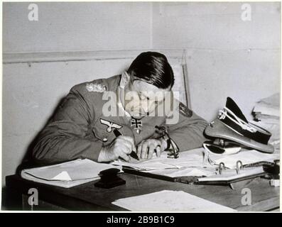 IL GENERALE CHOLTITZ FIRMA L'ATTO DI RESPONSABILITÀ DELLE TRUPPE TEDESCHE DI PARIGI, 1944 AGOSTO GUERRE 1939-1945. "Le général von Choltitz signe l'acte de reddition des troupes allemandes de Paris". Le aurait été réalisée dans le bureau 32 de la gare Montparnasse et corrisprait au moment où von Choltitz écrit une lettre de réclamation pour retrouver sa cantine personnelle qui aurait disparue à Hotel Meurice. Parigi, août 1944. Anonima fotographie. Parigi, musée Carnavalet. Foto Stock