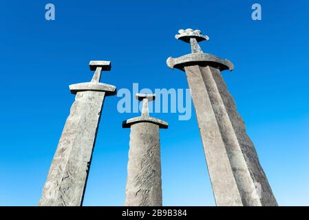 Colossale monumento a tre spade vichinghe in commemorazione della battaglia di Hafrsfjord, Stavanger, Norvegia, febbraio 2018. Il monumento è svelato dalla Norvegia Foto Stock