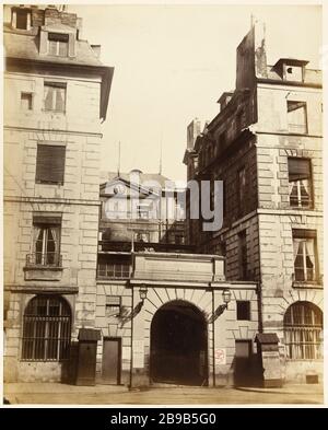 Ingresso del tribunale della Prefettura della polizia, rue de Harlay, 1 ° arrondissement, Parigi. Palazzo di Giustizia  ingresso del quartier generale della polizia, rue de Harlay. La Commune de Paris. "Palais de Justice, entrée de la préfecture de Police, rue de Harlay, Parigi (Ier arr.)". Photographie de Pierre Emonts (1831-1912). Albuminé di papier. 1871. Parigi, musée Carnavalet. Foto Stock