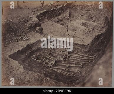 CINQUE SCHELETRI AGGIORNATI AGLI SCAVI 1870 LUTETIA ANFITEATRO, 5 ° DISTRETTO, PARIS Cinq squelettes mis à jour lors des fouilles de 1870, arènes de Lutèce, Paris (Vème arr.). Photographie de Pierre Emonds (1831-1912). Parigi, musée Carnavalet. Foto Stock