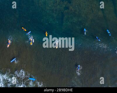 Veduta aerea di un gruppo di surfisti, Bali, Indonesia Foto Stock