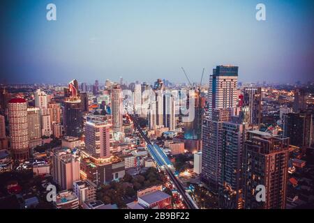 Vista aerea di Bangkok, sopra Sukhumvit e il quartiere di Thonglor in Thailandia Foto Stock