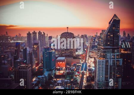 Vista aerea di Bangkok, sopra Sukhumvit e il quartiere di Thonglor in Thailandia Foto Stock