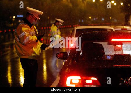 Bucarest, Romania. 23 marzo 2020. I poliziotti rumeni controllano le persone sulla strada di Bucarest, Romania, 23 marzo 2020. La Romania ha registrato domenica i primi due decessi per COVID-19, la malattia causata dal nuovo coronavirus, mentre il totale dei casi confermati è salito a 433. Credit: Cristian Cristel/Xinhua/Alamy Live News Foto Stock