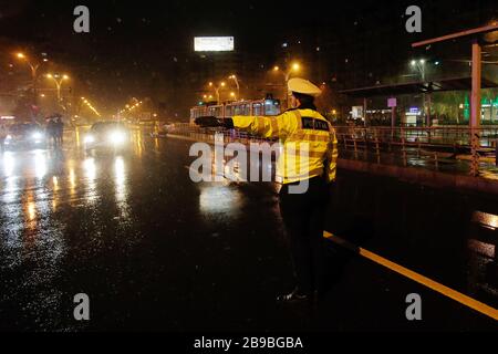 Bucarest, Romania. 23 marzo 2020. Un poliziotto rumeno controlla le persone sulla strada di Bucarest, Romania, 23 marzo 2020. La Romania ha registrato domenica i primi due decessi per COVID-19, la malattia causata dal nuovo coronavirus, mentre il totale dei casi confermati è salito a 433. Credit: Cristian Cristel/Xinhua/Alamy Live News Foto Stock