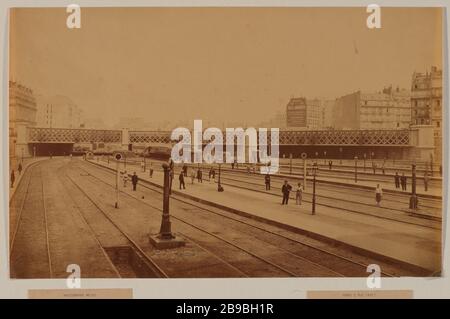 PONTE AL POSTO DELL'EUROPA, STAZIONE DI SAINT-LAZARE, 8 ° DISTRETTO, PARIGI Pont de la Place de l'Europe, gare Saint-Lazare, Parigi (VIIIème arr.). 1850-1900. Photographie de Maison Helios. Parigi, musée Carnavalet. Foto Stock