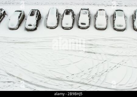 Auto innevate nel parcheggio Foto Stock