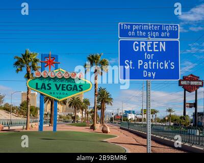 Las Vegas, 17 MARZO 2020 - la versione speciale del cartello Welcome to Fabulous Las Vegas per il giorno di San Patrizio Foto Stock